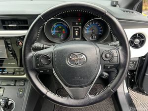 Toyota Auris 1.8 HYBRID // LEATHER HEATED SEATS // - Image 4