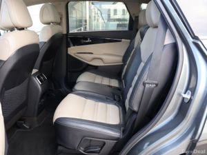 Kia Sorento Platinum 2WD - Image 2