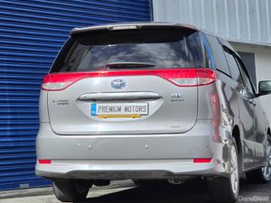 Toyota Estima Hybrid - Image 4