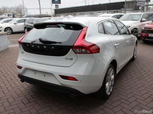 2017 VOLVO V40 2.0 ESTATE 5DR AUTO - Image 4