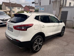 Nissan Qashqai Premium stunning car - Image 4
