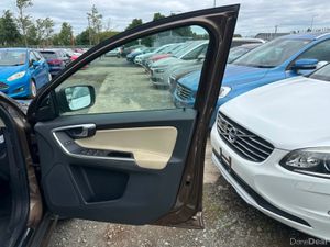 Volvo XC60 D4 CLASSIC - 2.0L Diesel - Automatic (0 - Image 4