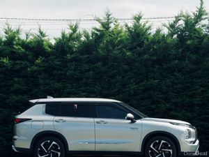 Mitsubishi Outlander PHEV Premium Package 2022 - Image 4