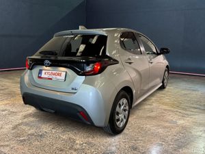 Toyota Yaris 1.5 HYBRID AUTOMATIC - CRUISE CONTROL - Image 3