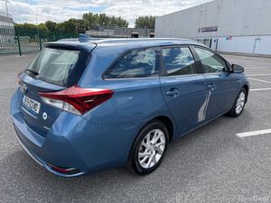 Toyota Auris HYBRID / PETROL, LUNA SPORT TOURING, - Image 3