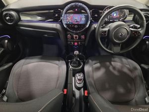 Mini Cooper 5-Door Cooper Classic - Image 4