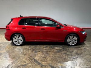 Volkswagen Golf 2.0 TDI STYLE AUTOMATIC - FACTORY - Image 3