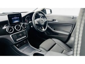 Mercedes-Benz CLA AMG LINE 1.6 Automatic - Image 2