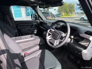 Land Rover Defender X Dynamic SE // 3 Seats // Pri - Image 4