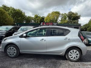17 Toyota Aqua 1.5 HYBRID - Image 4