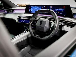 Peugeot 5008 E-GT 72kWh 210HP - 7 Seats - Image 2