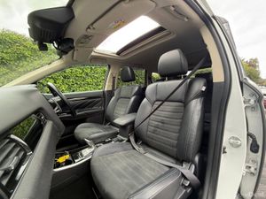 Mitsubishi Outlander 4WD 2.4 HYBRID // TILT & SLID - Image 2