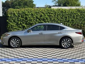 Lexus ES ES300H LUXURY 2.5 HYBRID AUTO ** HUGE SPE - Image 4