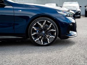 BMW 5-Series 530E M SPORT Pan roof + COMFORT Pack - Image 4
