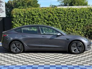 Tesla Model 3 PLUS RWD 60.5KWH // PANORAMIC SUNROO - Image 3
