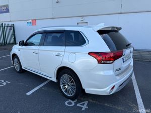 Mitsubishi Outlander Only 29k KM, PLUG IN HYBRID, - Image 3