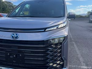 Toyota Voxy 7 Seater hybrid - Image 4
