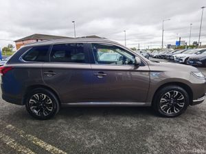 MITSUBISHI OUTLANDER 2.0 GX3H+ AUTOMATIC PHEV - Image 4