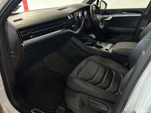 Volkswagen Touareg R-LINE V6 TDI AUTO - Image 4