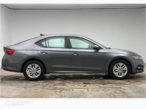 Skoda OCTAVIA Diesel Hatchback SE Technology - Image 4