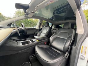 Tesla Model Y LONG RANGE AWD // PANORAMIC SUNROOF - Image 2