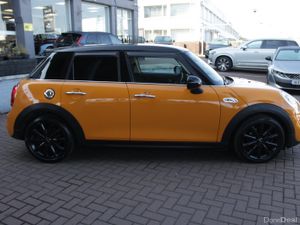 2.0SD COOPER EDITION 5DR HATCHBACK AUTO // AS NEW - Image 3