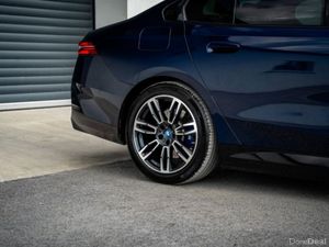 BMW 5-Series 530E M SPORT - Image 4