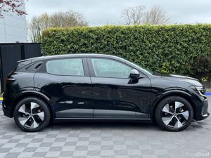 Renault Megane E-Tech EQUILIBRE EV40 ** LOW MILEAG - Image 2