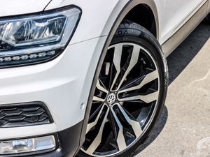 2017 VOLKSWAGEN TIGUAN PAN ROOF - Image 2