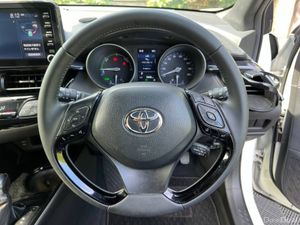 Toyota C-HR 1.8 HYBRID AUTO // APPLE CARPLAY/ANDRO - Image 4