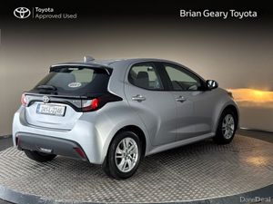 Toyota Yaris HYBRID LUNA - Image 2