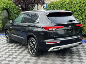 Mitsubishi Outlander 7-SEATER 2.4 HYBRID AUTO ** H - Image 3