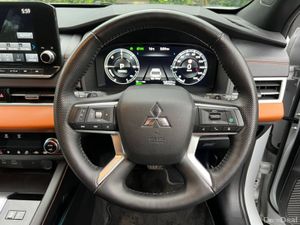 Mitsubishi Outlander 7-SEATER 2.4 HYBRID AUTO ** H - Image 4