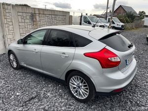 Ford Focus 1.6 ZETEC 105PS 5DR - Image 2