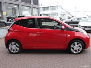 1.0 X-PLAY 5DR HATCHBACK // HUGE SPEC // 105,000KM - Image 3