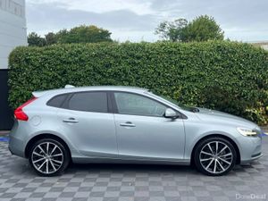 Volvo V40 D4 AUTO DYNAMIC EDITION 2.0 D // HEATED - Image 2