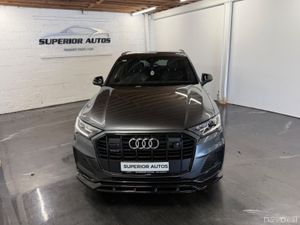 2023 Audi Q7 S-Line 55TFSI E Quattro Black Edition - Image 4