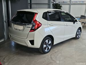 16 HONDA FIT HYBRID - Image 2
