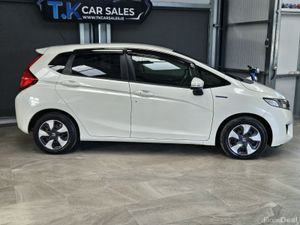 16 HONDA FIT HYBRID - Image 3