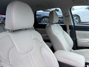Kia Sorento PHEV K3 AUTO (HEATED SEATS+STEERING WH - Image 4