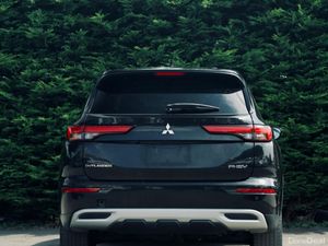Mitsubishi Outlander PHEV Premium Package 2022 - Image 3