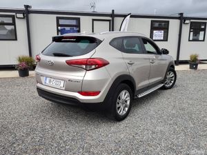 Hyundai Tucson 1.7 EXECUTIVE 5DR - Image 2
