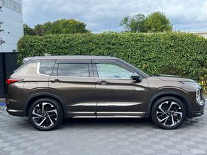 Mitsubishi Outlander 7-SEATER 2.4 HYBRID AUTO ** H - Image 3