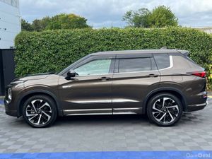 Mitsubishi Outlander 7-SEATER 2.4 HYBRID AUTO ** H - Image 4