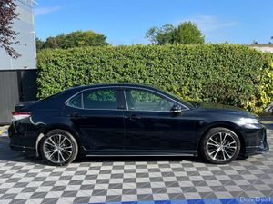 Toyota Camry WS-PACKAGE 2.5 HYBRID // APPLE CARPLA - Image 2