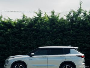 Mitsubishi Outlander PHEV Premium Package 2022 - Image 2