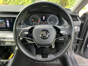 Skoda Octavia AMBITION 2.0 TDI // APPLE CARPLAY/AN - Image 4