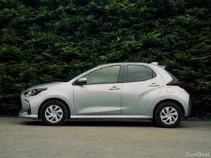 Toyota Yaris 1.5 Hybrid 2023 | Stylish & Efficient - Image 2