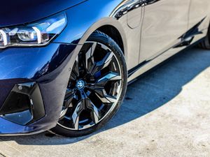 2024 BMW 5 SERIES PRO PACK LCI - Image 3