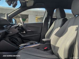 Peugeot 2008 ALLURE 1.2 MILD-HYBRID AUTOMATIC - Image 4
